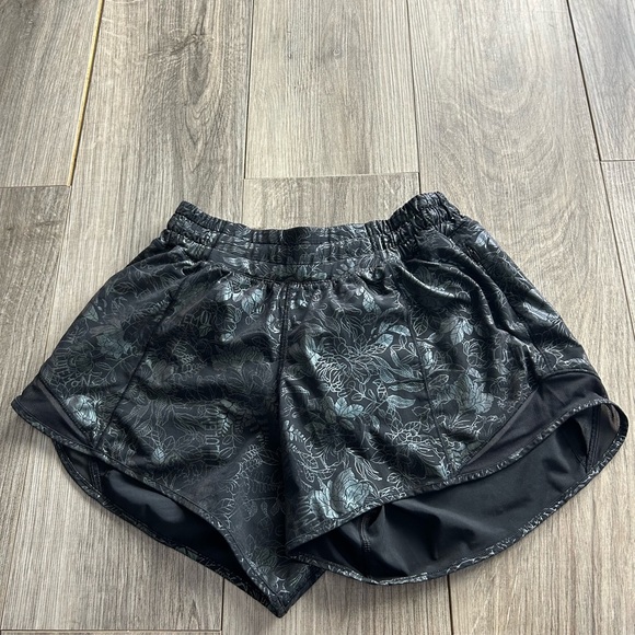 RARE Lululemon Hotty Hot Low-Rise Lined Short 4" - Picture 4 of 6